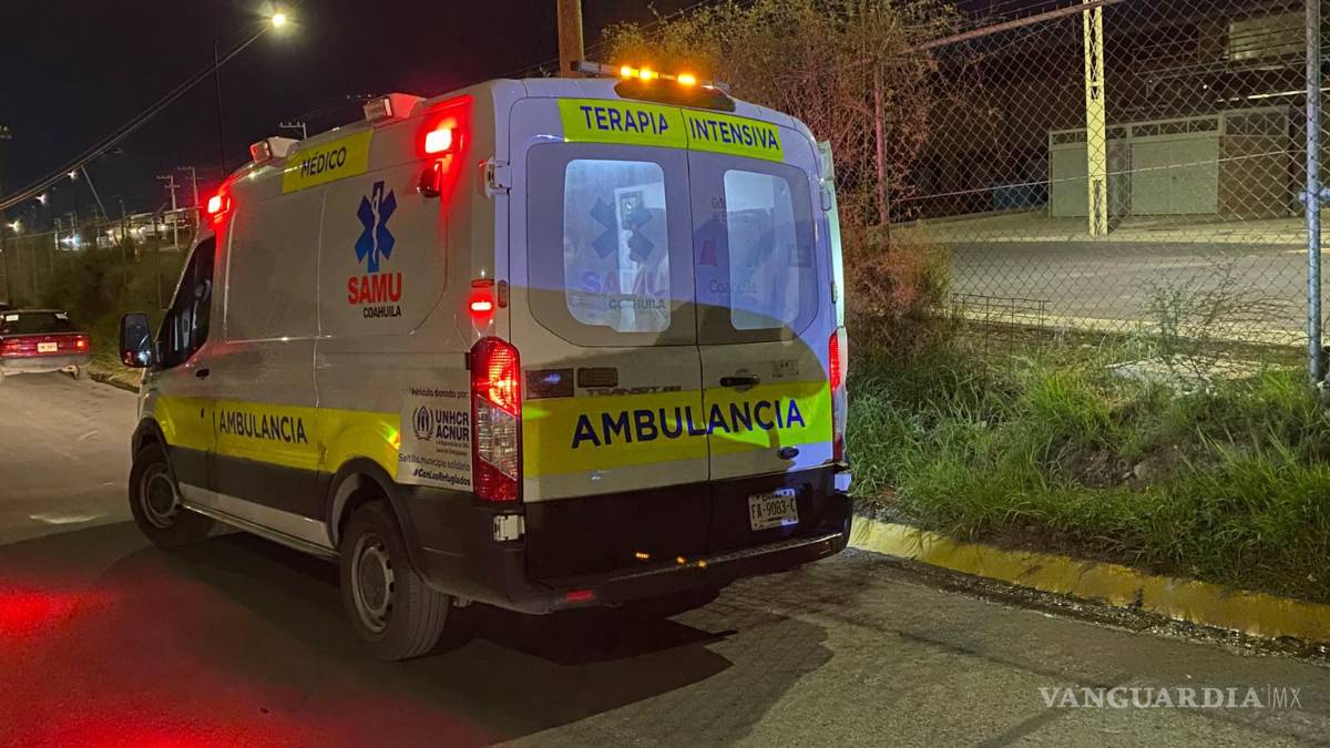 En Saltillo, queda prensado tras chocar contra transporte de personal