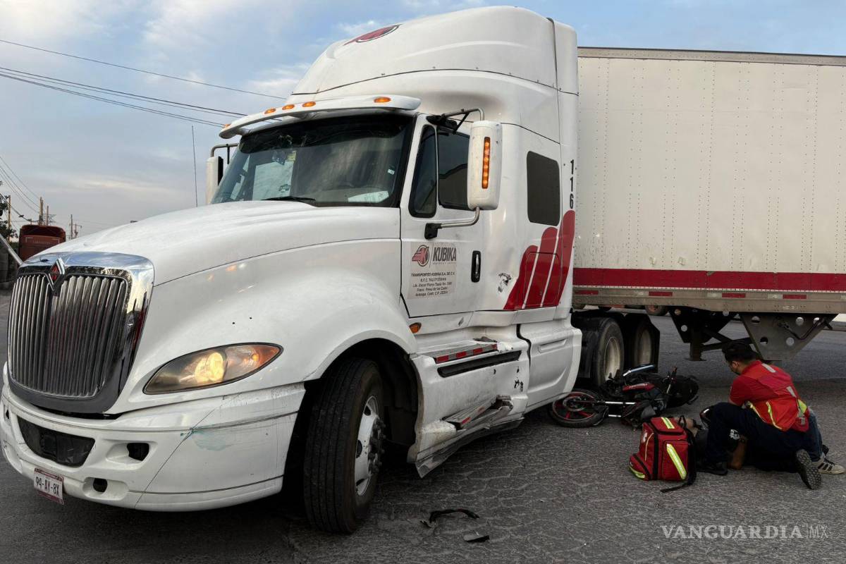 Muere motociclista tras choque contra tráiler en Ramos Arizpe