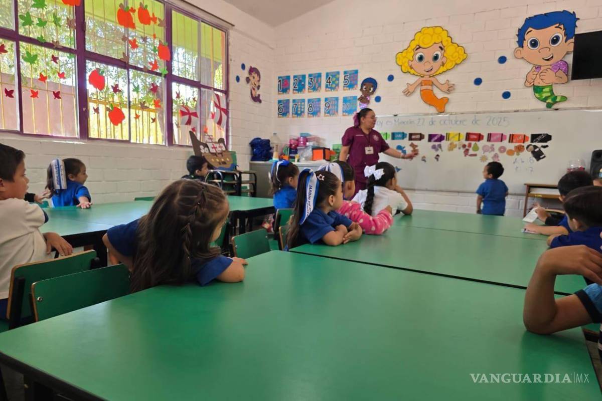 $!La estudiante de la Normal Experimental participa en dinámicas con niños de nivel infantil en España.