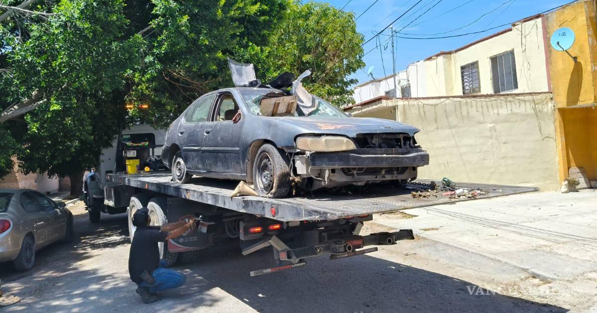 Refuerzan operativo en Torreón para retirar vehículos abandonados de la vía pública