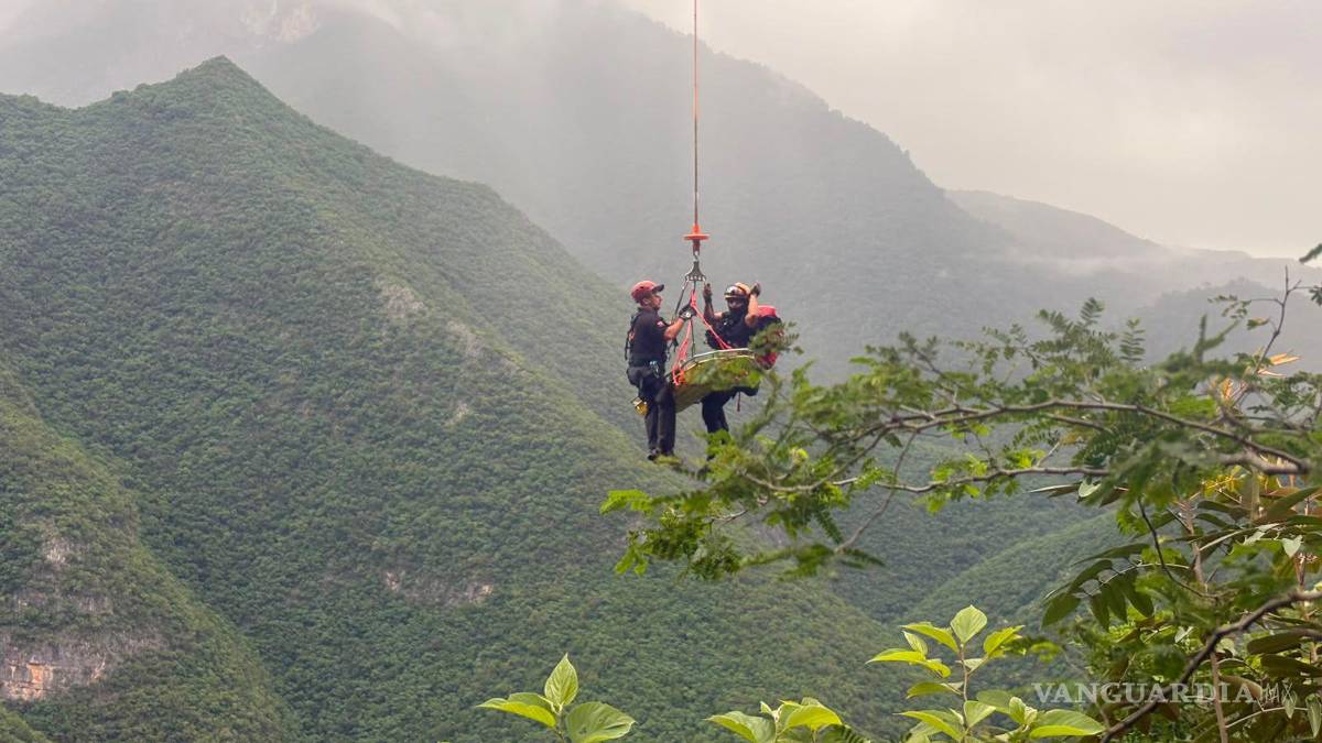 Muere pareja tras caer en cuatrimoto a barranco de 100 metros en Montemorelos (video)