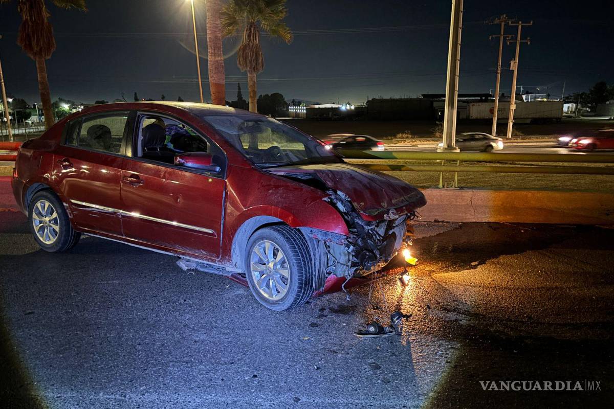 Saltillo: conductora se impacta contra ballena vehicular y provoca otro accidente