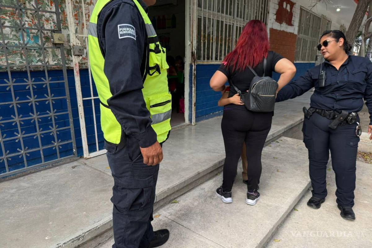 Rescatan a niño de 7 años que trepó una barda y se aferró a cables de luz en primaria de Monclova