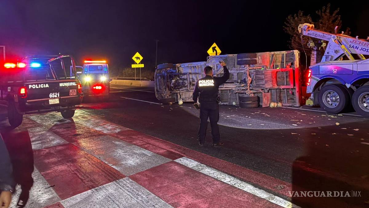 Vuelca tráiler en el tramo Los Chorros; accidente deja un herido