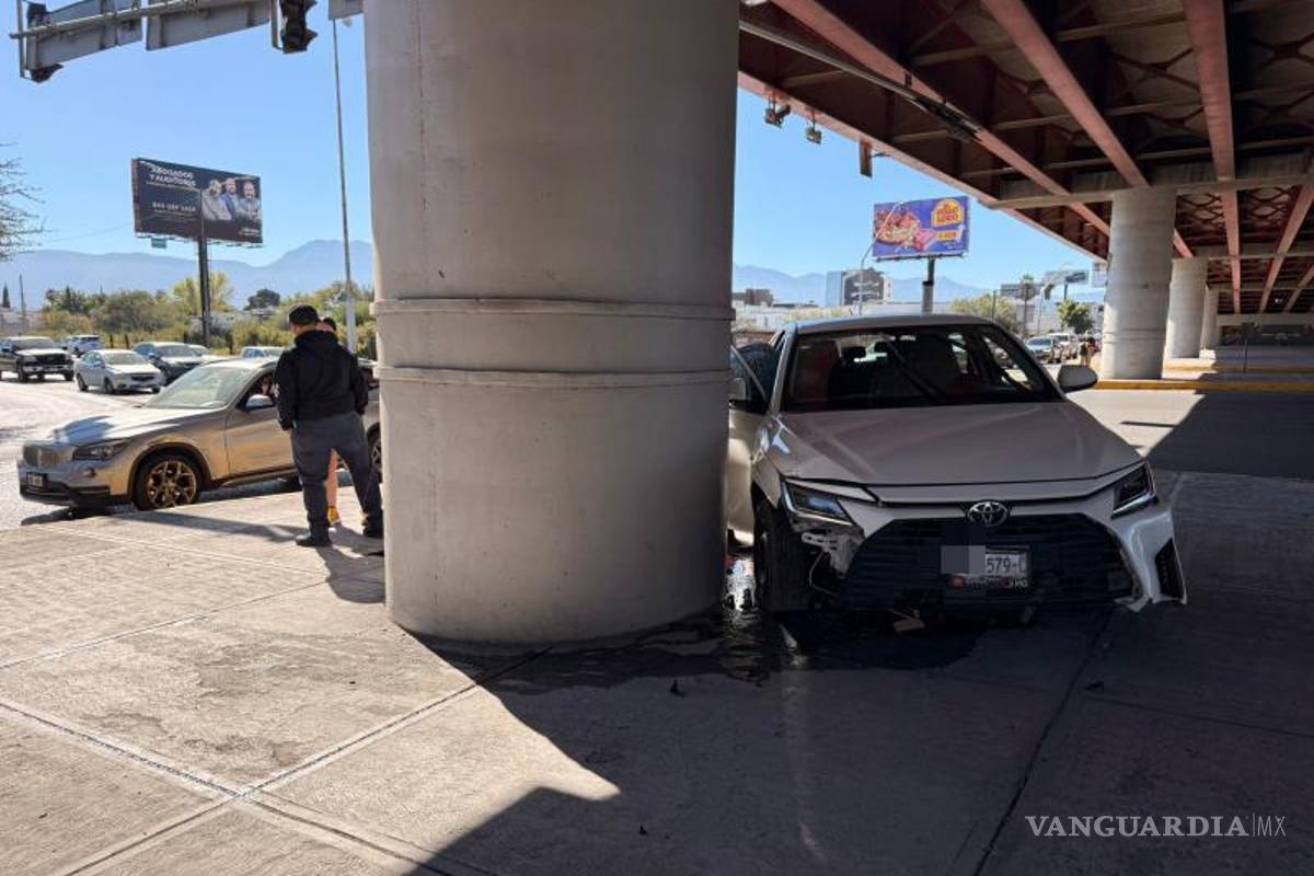 $!Ninguno de los conductores resultó lesionado, aunque el percance dejó daños considerables en ambos vehículos.