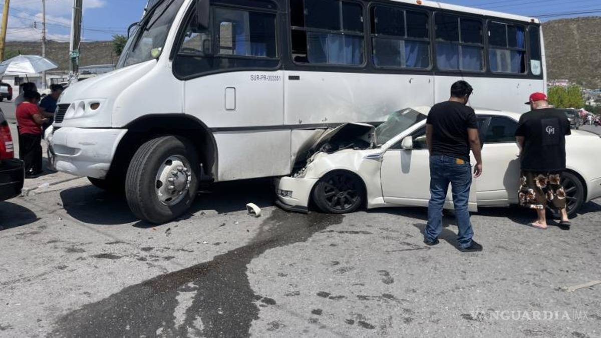 Saltillo: Camión casi lo prensa en la Guayulera