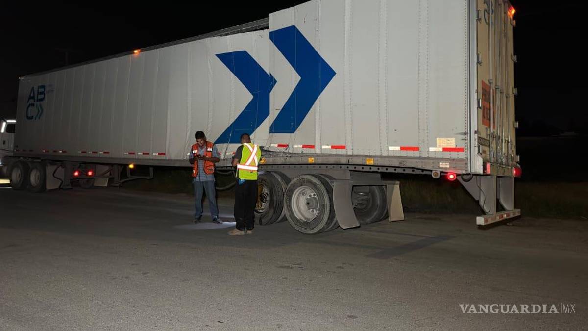 Tren embiste a tráiler y casi lo parte en dos, en Saltillo