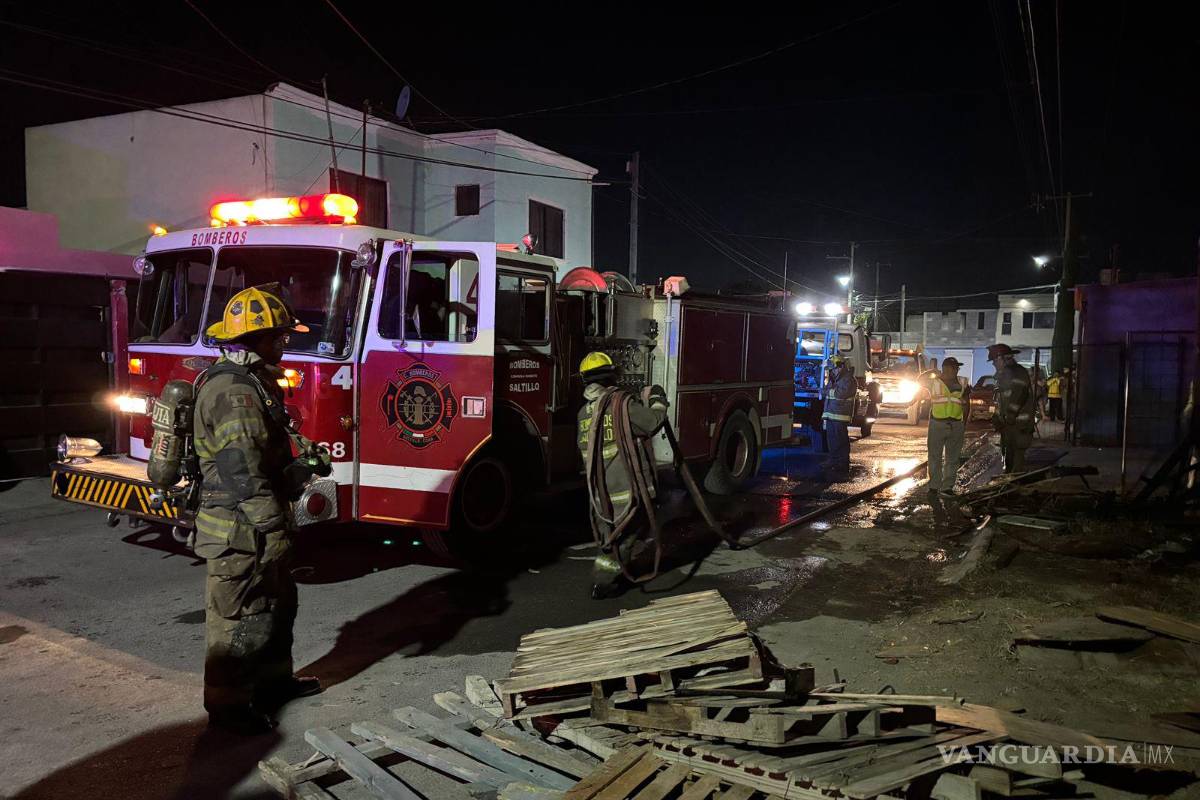 $!Elementos del Cuerpo de Bomberos acudieron al sitio para sofocar el incendio y evitar que se propagara a otras casas.