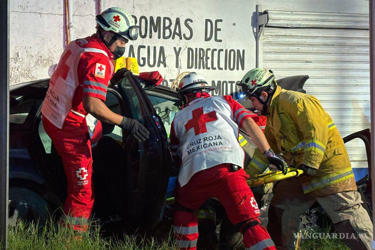 $!Paramédicos trasladaron a dos lesionados al Hospital General y uno a la clínica Dos del IMSS para su atención.