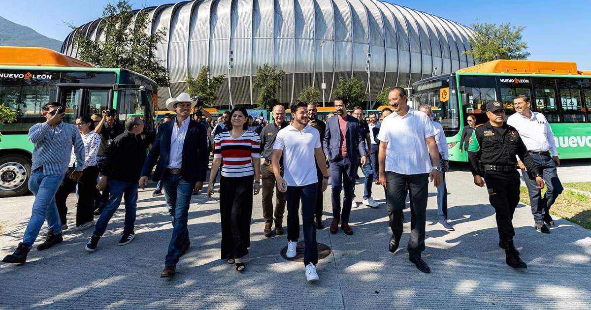 Samuel García entrega 140 camiones y promete 4 mil en noviembre