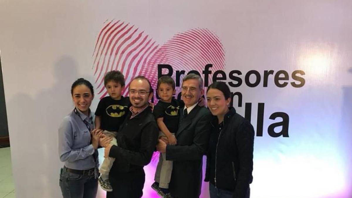 $!Si bien se jubiló este año, la pasión por la docencia no ha parado y aún atiende a grupos de estudiantes que buscan asesoría para pasar exámenes de admisión.