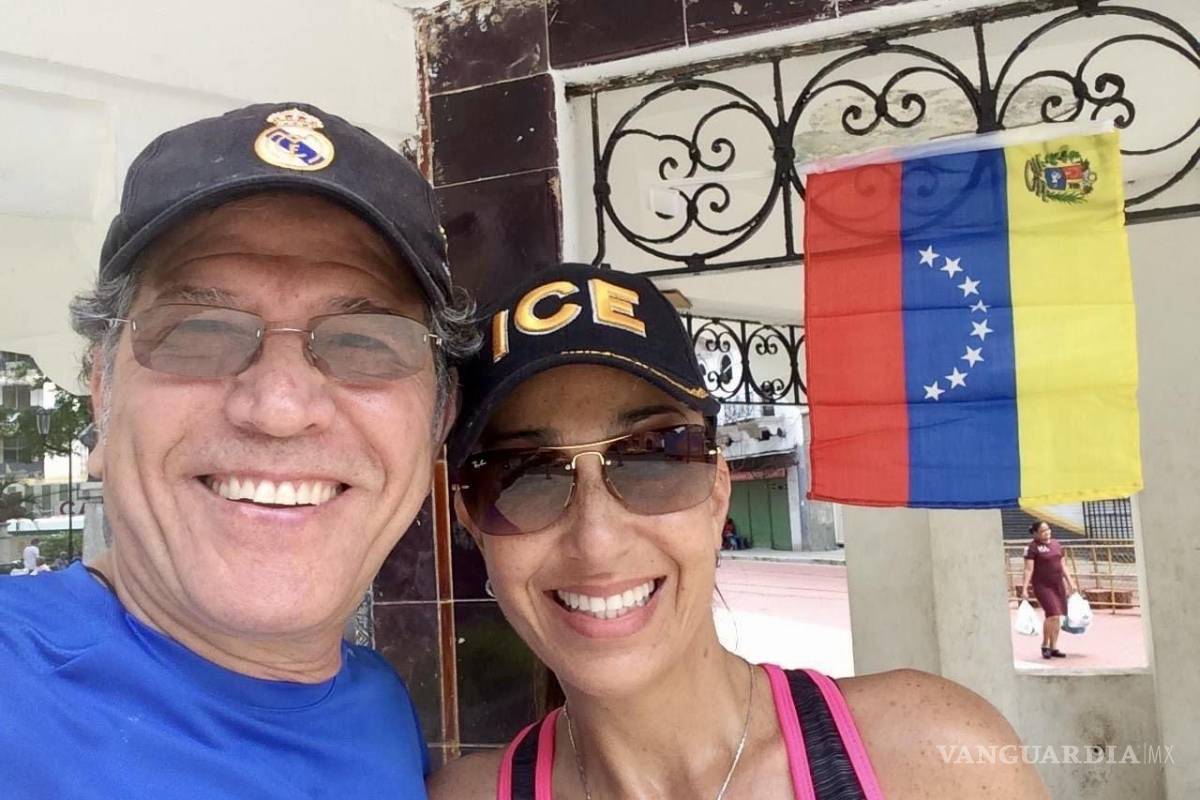 $!Grupo DETONA anda en Venezuela. Al fondo, una venezolana cargando víveres, de los pocos que hay en las tiendas de Caracas.