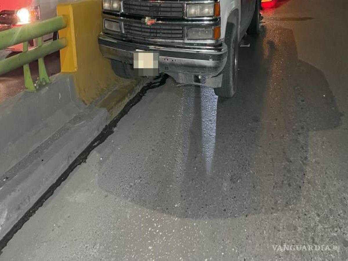 $!Las autoridades turnaron el caso ante el Ministerio Público para determinar responsabilidades, luego de que el choque dejara cuantiosos daños materiales tanto en los vehículos involucrados como en infraestructura urbana.