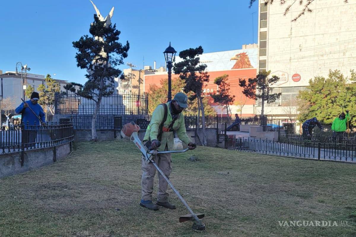 Brigadas municipales intervienen la plaza Manuel Acuña en la Zona Centro de Saltillo