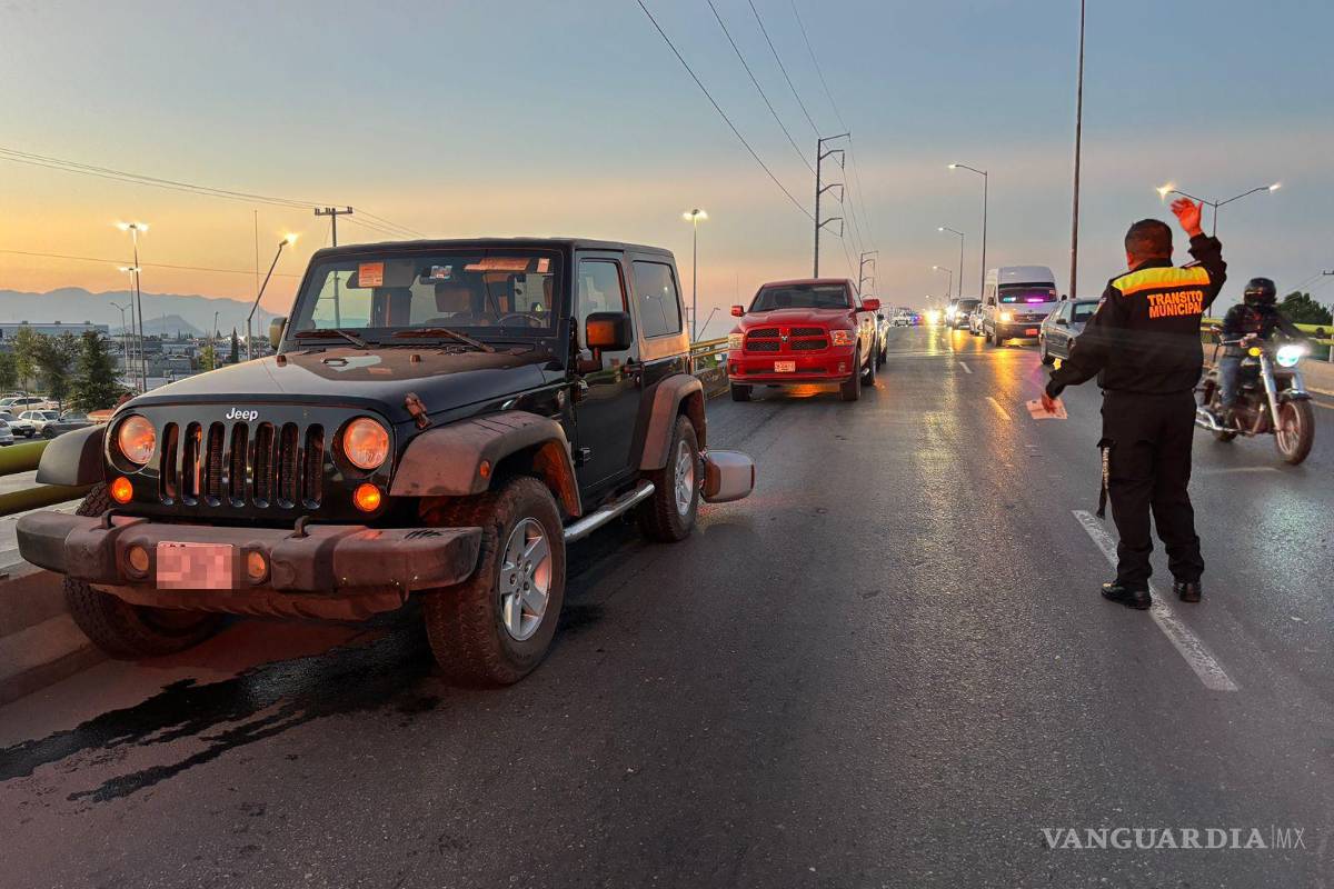 $!Elementos de la Policía Municipal abanderaron la circulación mientras se realizaban los servicios de emergencia.