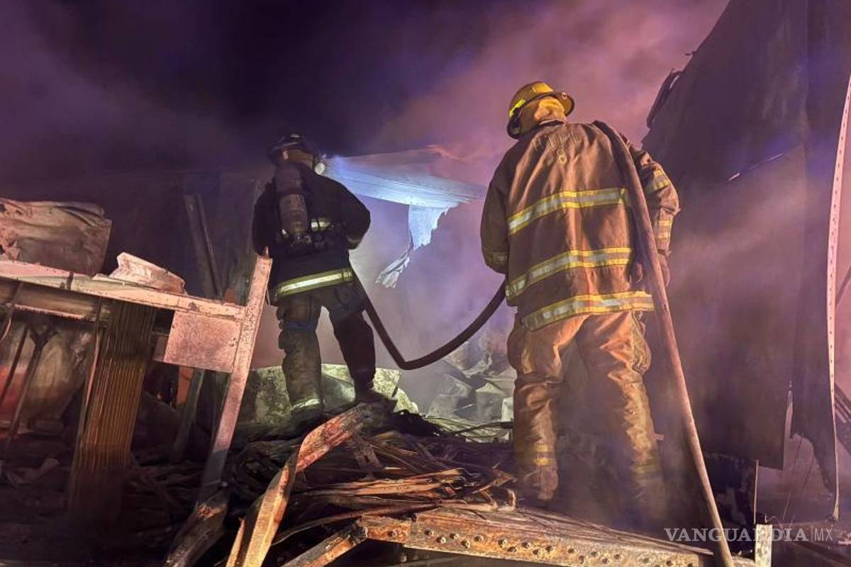 $!Personal de Capufe acudió al kilómetro 205+800 para sofocar el incendio y apoyar en las labores de seguridad vial.