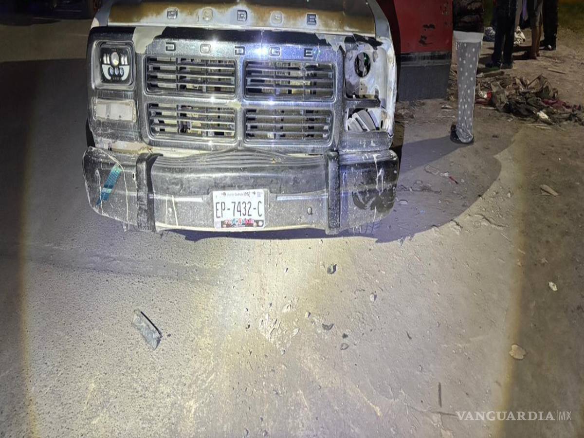 $!El lugar del accidente quedó acordonado por elementos de Tránsito Municipal tras el impacto entre la motocicleta en la que viajaban los menores y la camioneta que presuntamente invadió el carril en la colonia Josefa Ortiz de Domínguez.