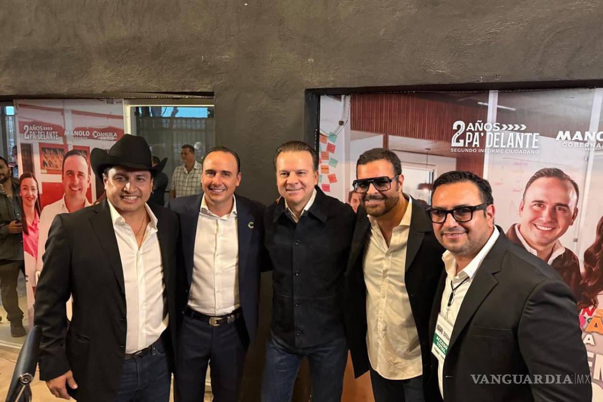 Ovación total para Julión Álvarez, invitado de honor en el Segundo Informe de Manolo Jiménez