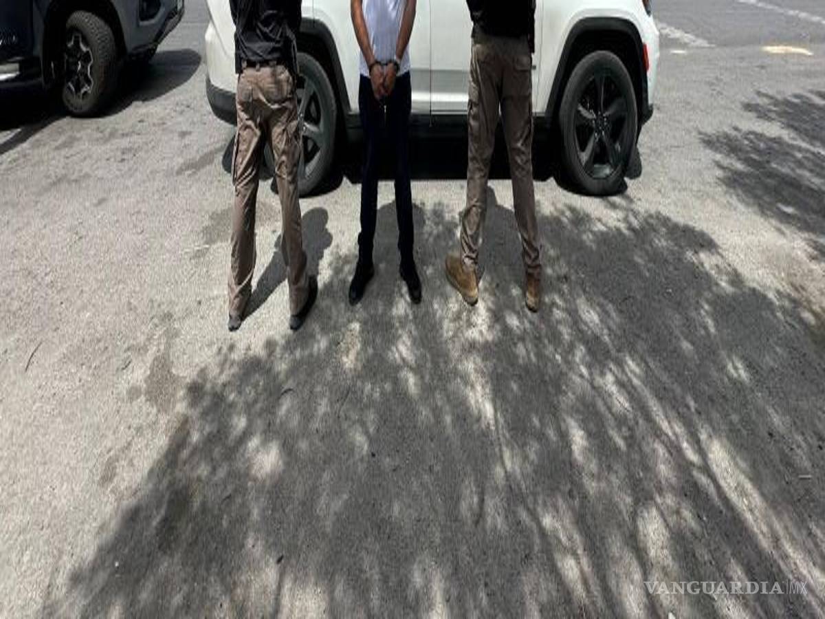$!La camioneta blanca con vidrios polarizados en la que viajaba el detenido fue interceptada por autoridades federales, quienes localizaron en su interior un arma lista para su uso, además de una cantidad considerable de efectivo.