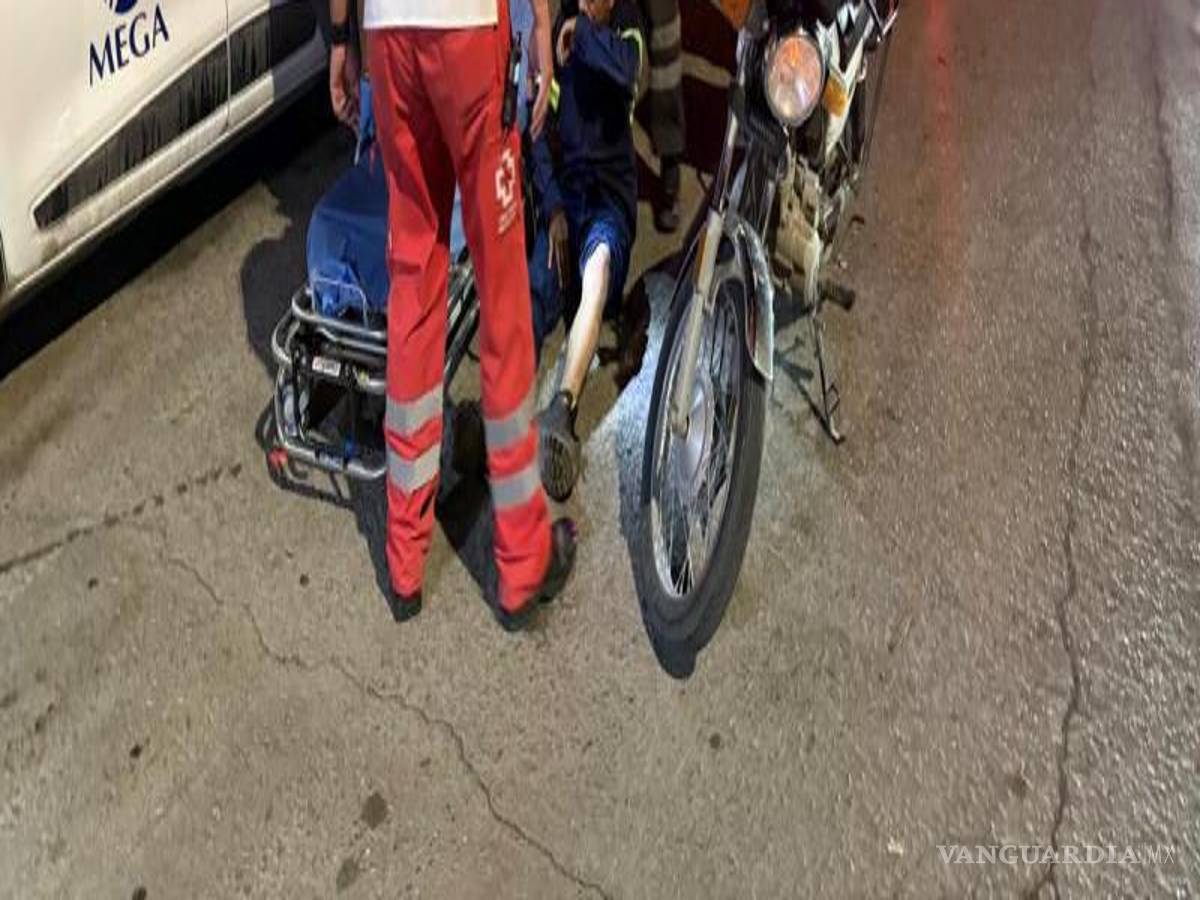 $!El accidente ocurrió cuando el conductor no alcanzó a ver un tope de concreto en el cruce con la calle Juan Félix, lo que provocó que la unidad se desestabilizara y terminara en el suelo.