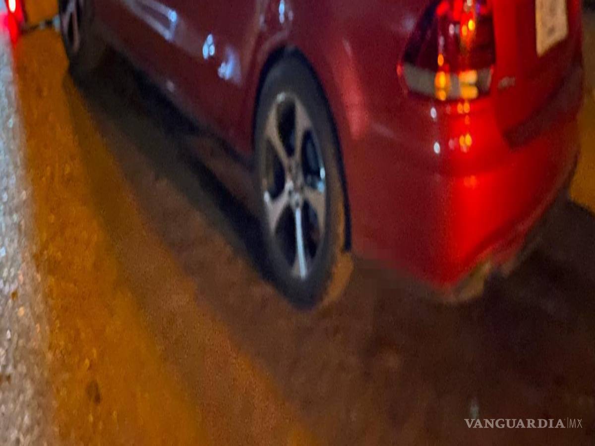 $!Elementos de Tránsito Municipal realizaron el abanderamiento de la circulación y aseguraron al conductor involucrado, quien presuntamente presentaba aliento alcohólico tras el accidente vial.
