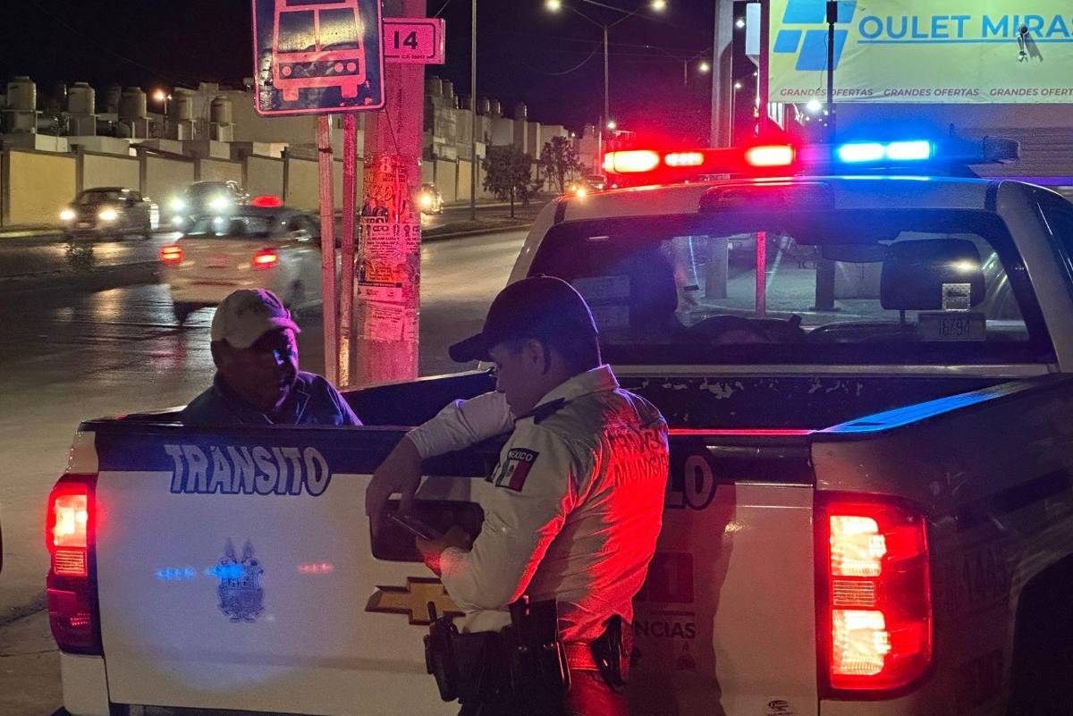 Saltillo provoca accidente y huye; regresa al lugar de los hechos y lo