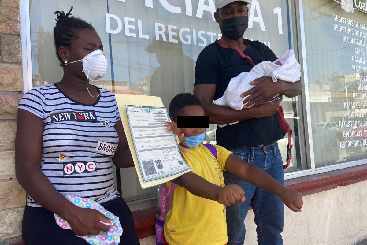 Registran en Monclova a bebé de haitianos que nació en un autobús