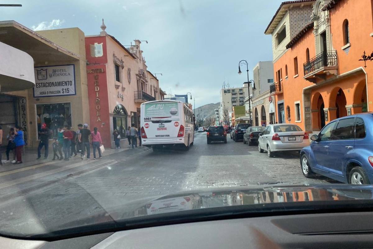 Entorpece tránsito ruta de Transporte de Personal en el centro de Saltillo