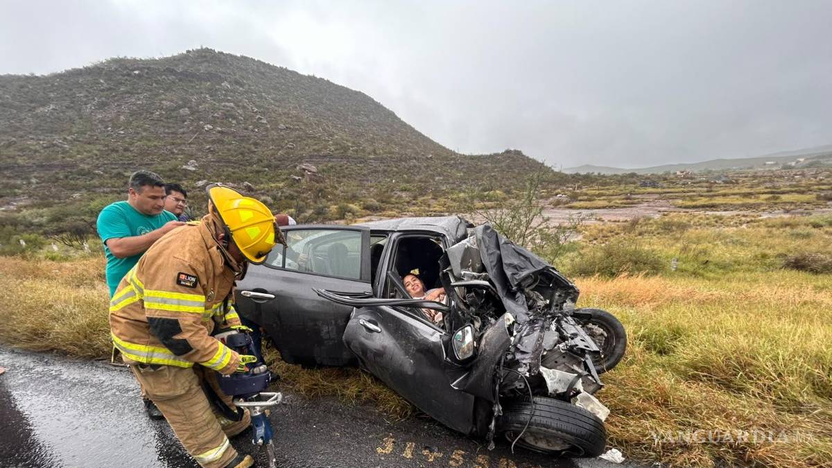 Choque entre dos tráileres y un auto deja un muerto y cuatro heridos, en Ramos Arizpe