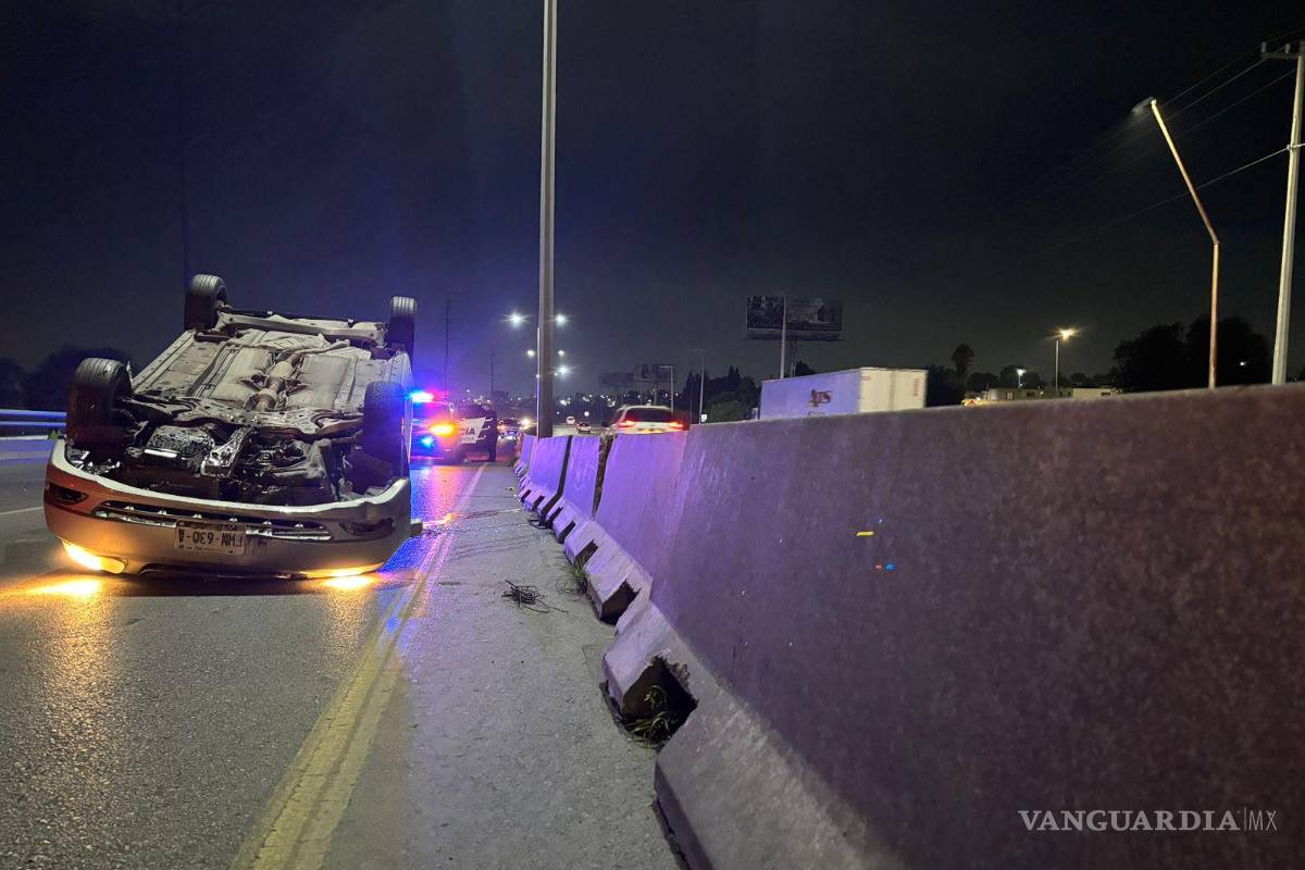 $!El Toyota Corolla quedó volcado con las llantas hacia arriba sobre el bulevar Emilio Arizpe de la Maza.