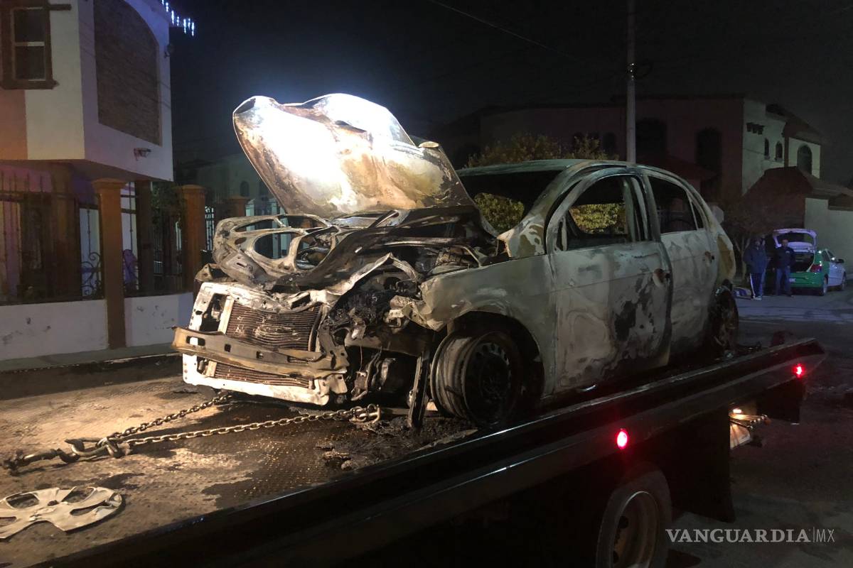 Lo chocan y se le incendia su carro en San Patricio, al norte de Saltillo