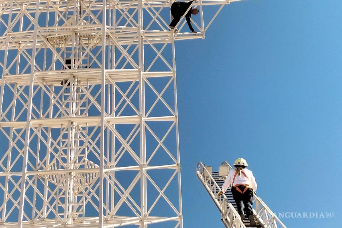 Quinta amenaza de suicidio en Torreón desde las alturas, se conjuró con llamada y refresco