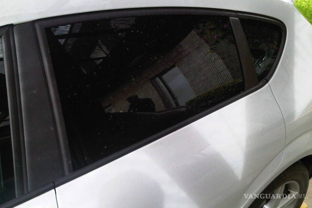 Van contra autos con vidrios polarizados en Saltillo