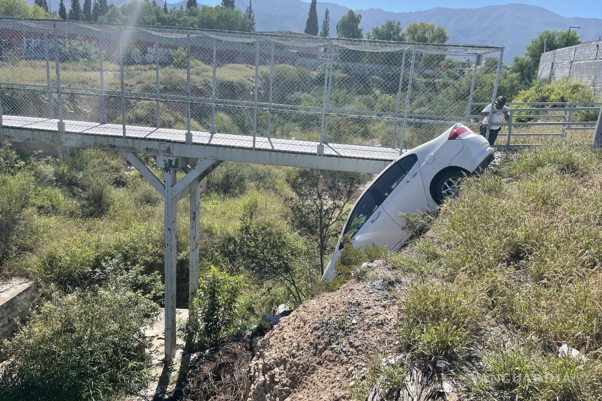 Se le va el carro al arroyo en Saltillo, lo dejó en neutral y sin freno