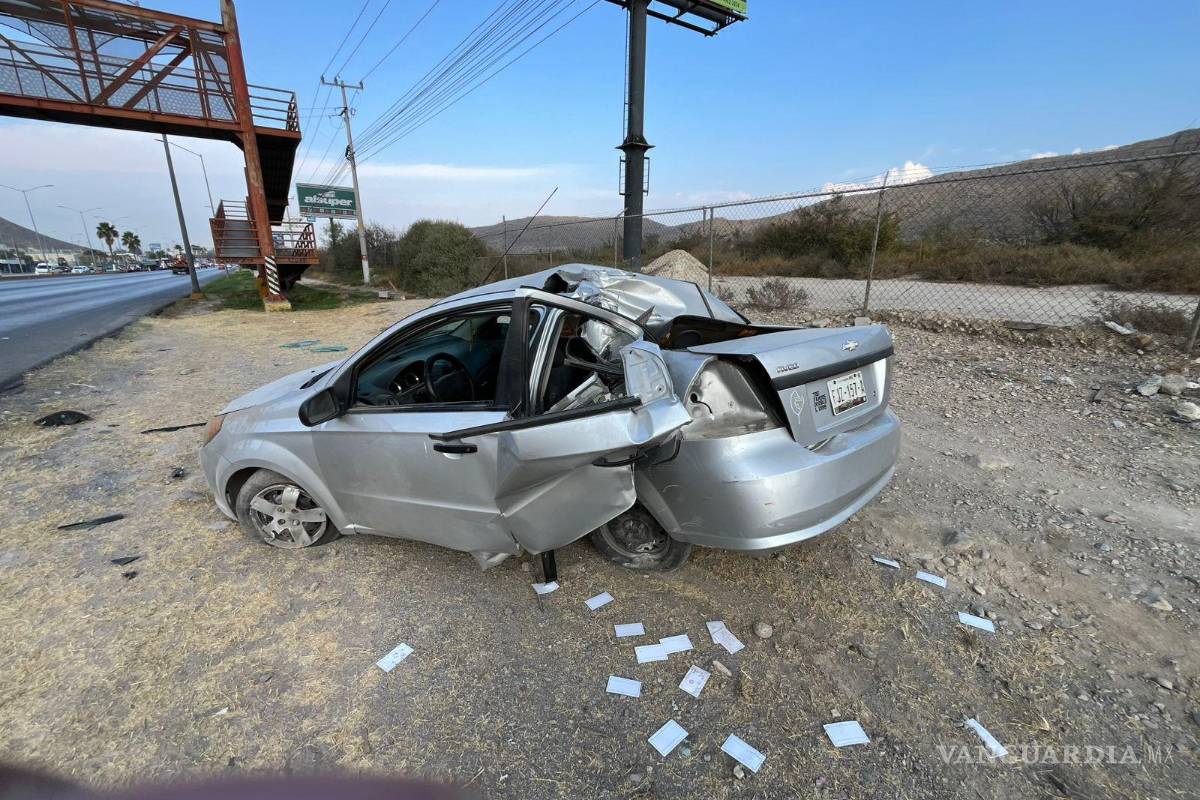 Joven da volantazo y termina chocando contra un poste, en Ramos Arizpe