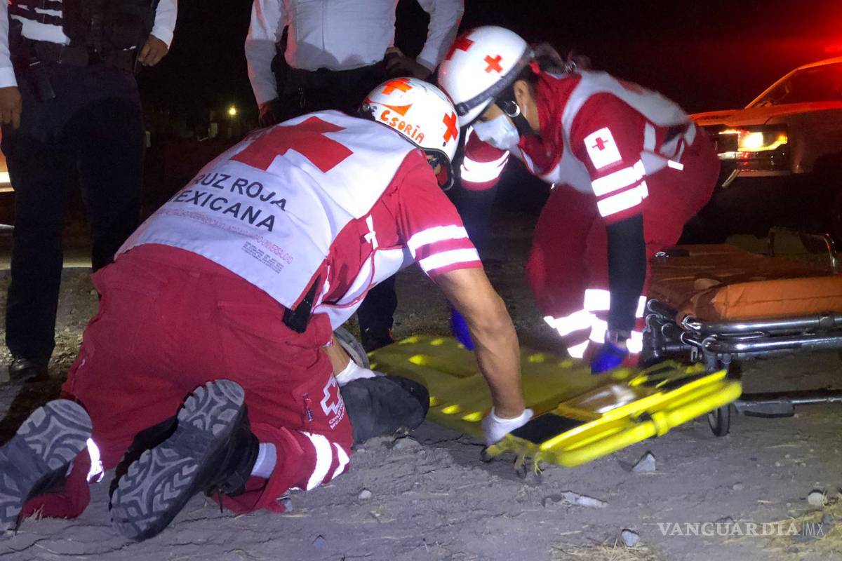 Hombre en estado de ebriedad choca contra banqueta al oriente de Saltillo... y se queda dormido