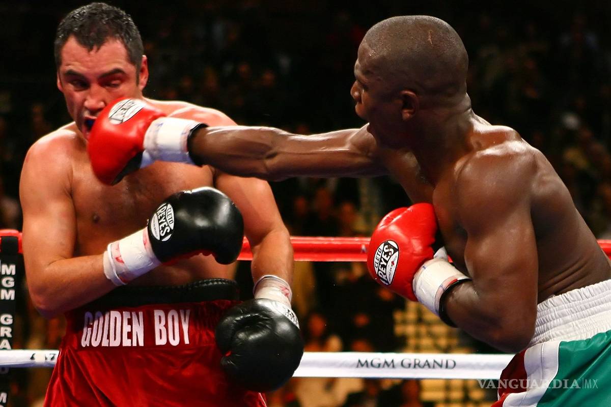 $!Mayweather revela vergonzosa foto de De La Hoya: lo 'balconea' en mallas y tacones