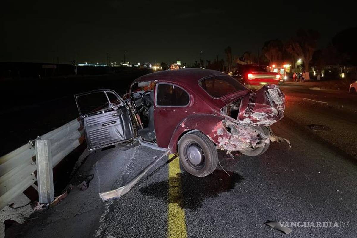 Vocho se ‘vende’: choca contra una camioneta BMW en la carretera Monterrey-Saltillo