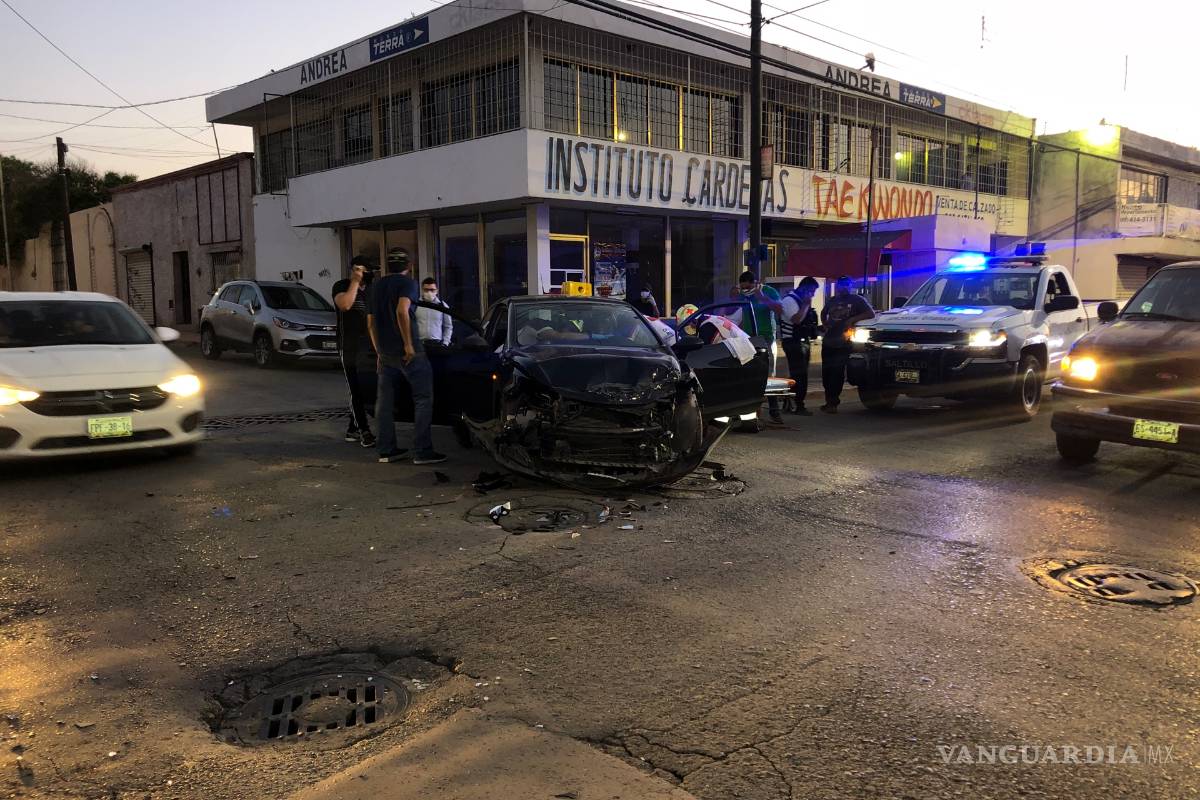 Ambulancia se pasa el rojo y causa accidente en Centro Histórico de Saltillo