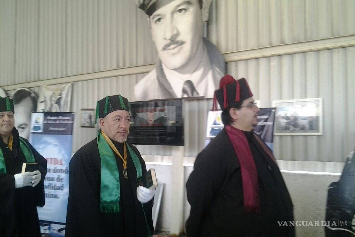 También Carlos Trejo tiene un ¡Honoris Causa como el de Laura Bozzo!