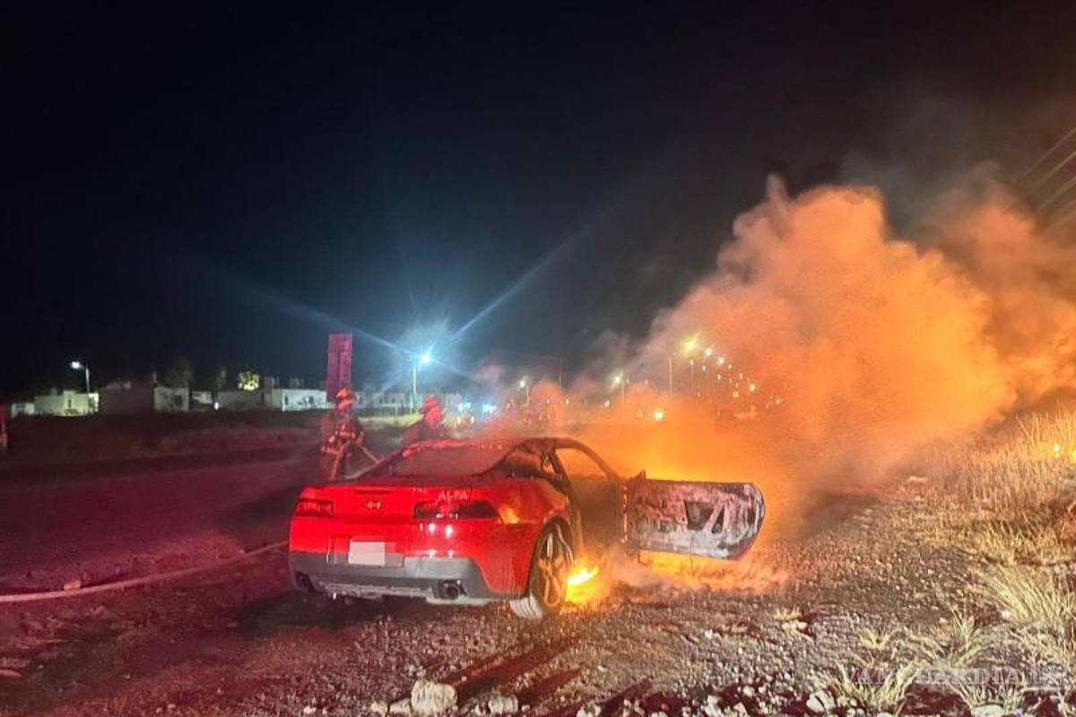 $!Los bomberos combatieron el incendio que envolvía el Chevrolet Camaro en la calzada Antonio Narro.