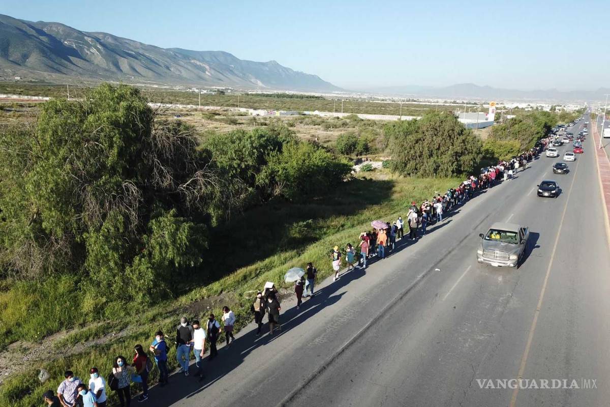 Largas filas en módulo de vacunación de la UAdeC