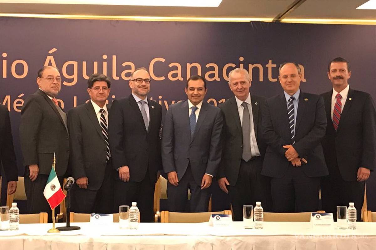 $!Ernesto Cordero preside entrega del 'Águila Canacintra'; legisladores coahuilenses son galardonados