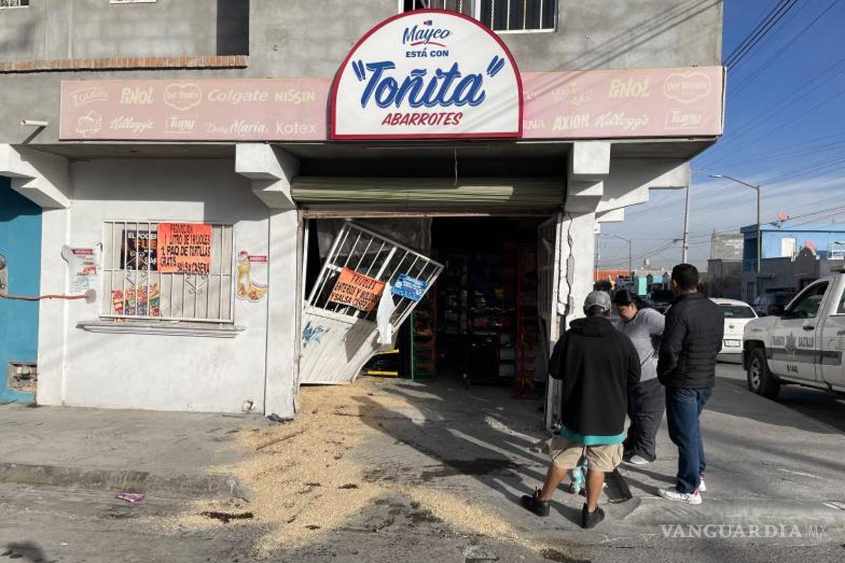 $!La madre perdió el control del vehículo, cuando un tercero le impidió el paso, y se estampó contra una tienda.
