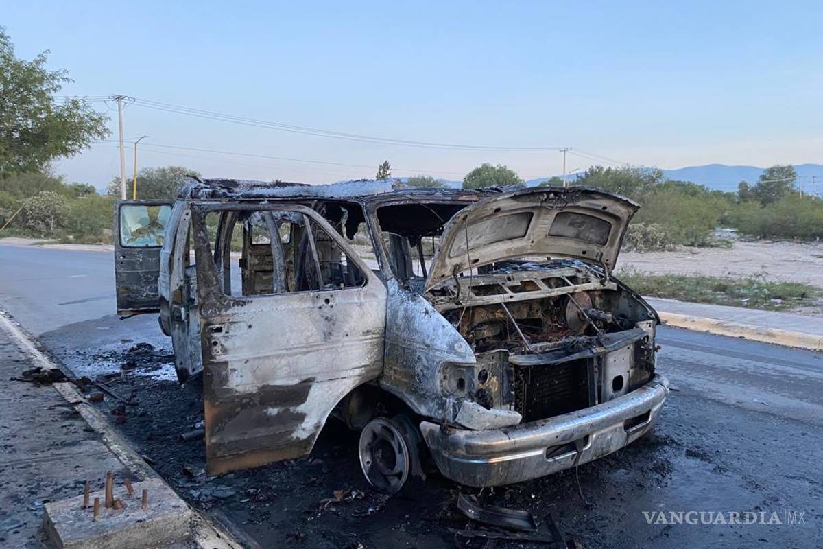 Hombre sufre el incendio de su camioneta, mientras conducía en Saltillo