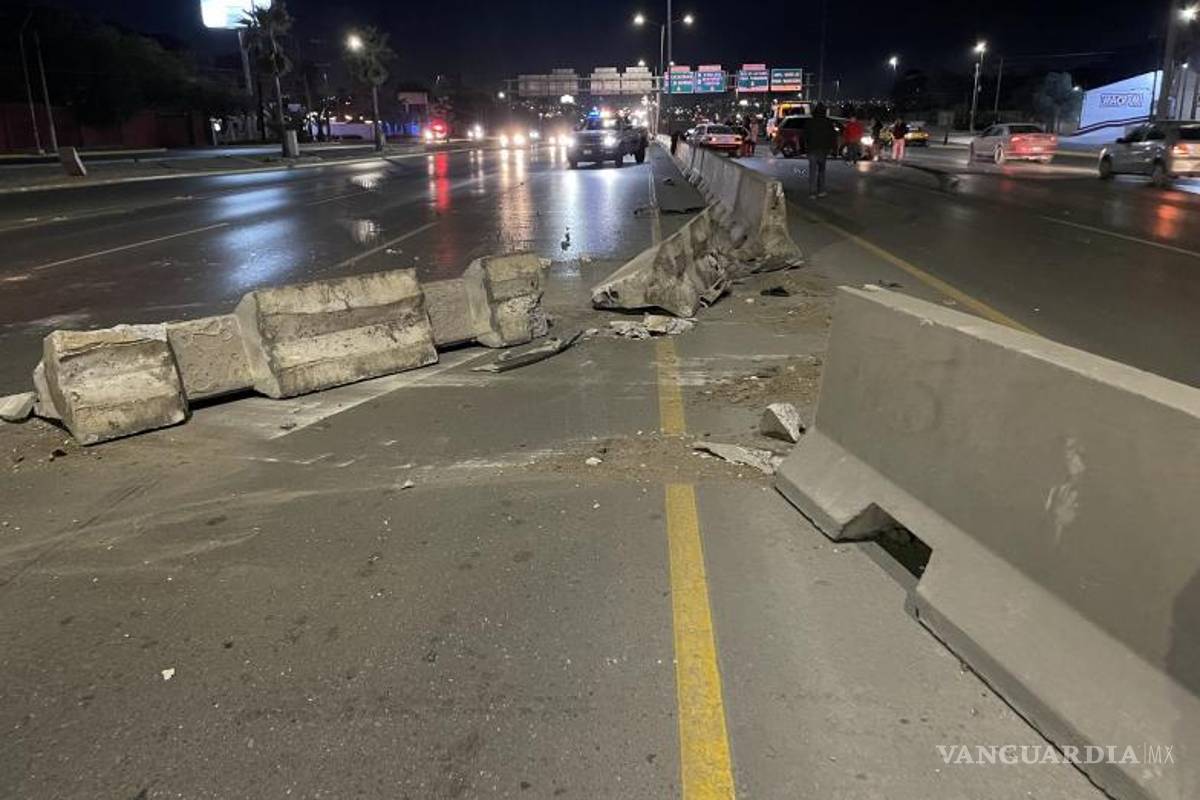 $!Un taxista y una camioneta que circulaban en el carril contrario, también se impactaron contra de los bloques de concreto.