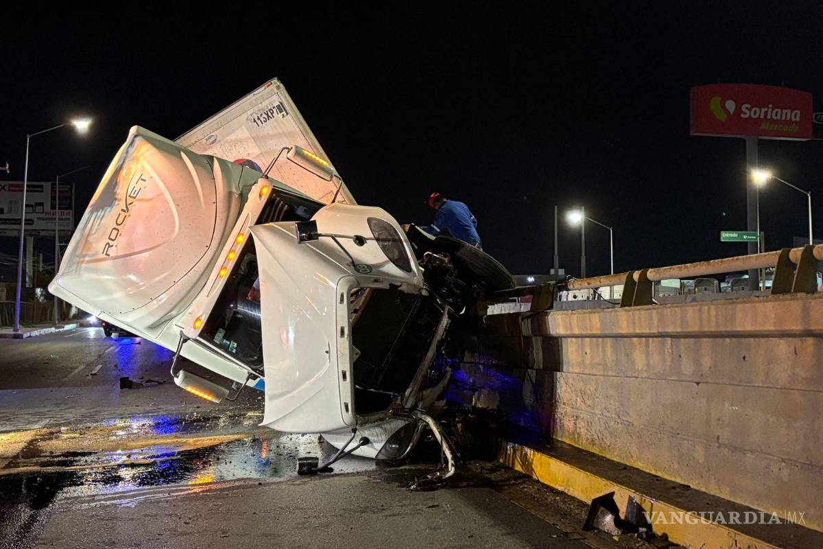 Choca trailero contra puente en Ramos Arizpe; habría dormitado al volante