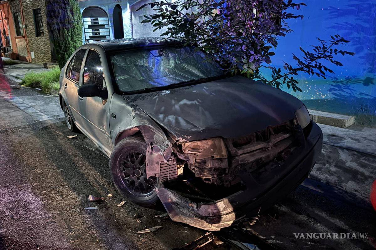 Choca contra auto estacionado en Saltillo 2000 tras discusión con su pareja; presuntamente ebrio