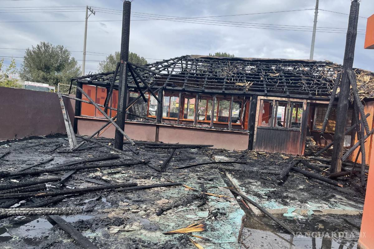 Incendio arrasa con restaurante en ruinas de Saltillo