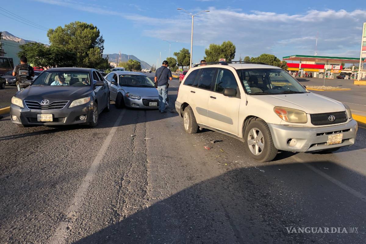 Iba tarde al trabajo; causa carambola